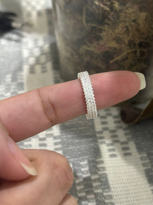 Anel Cravejado 5mm em Prata 925 – Luxo e Brilho Intenso