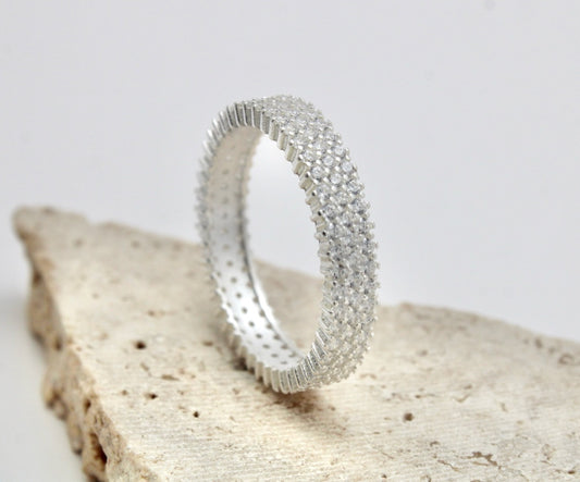 Anel Cravejado 5mm em Prata 925 – Luxo e Brilho Intenso