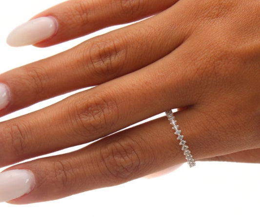 Anel Fino Cravejado em Prata 925 – Delicadeza e Brilho Contínuo